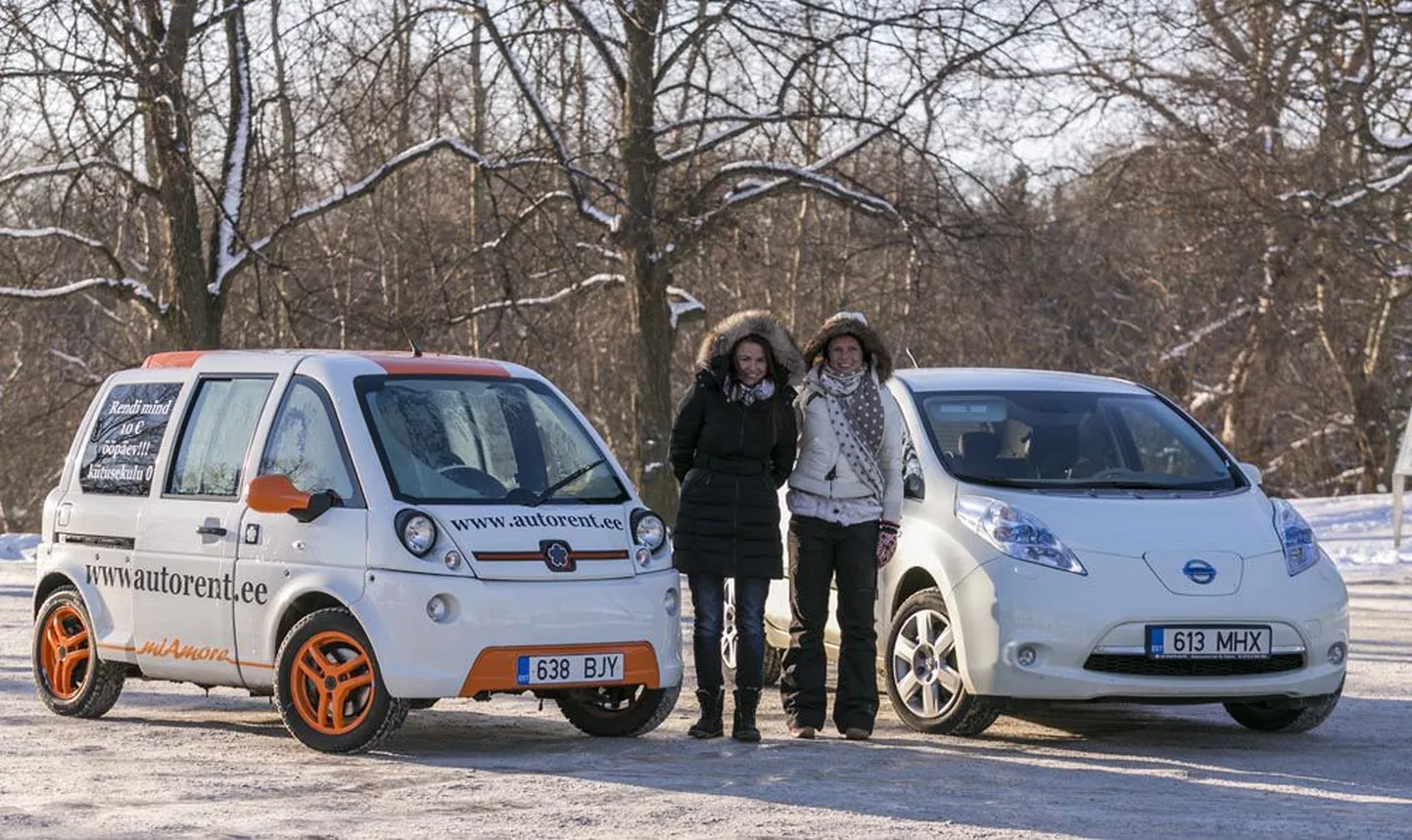 Tarbija24 reporterid katsetatud Electric Mia (vasakul) ja Nissan Leafiga – esimene neist on pilkupüüdvam, teine aga sõitmiseks palju mugavam.