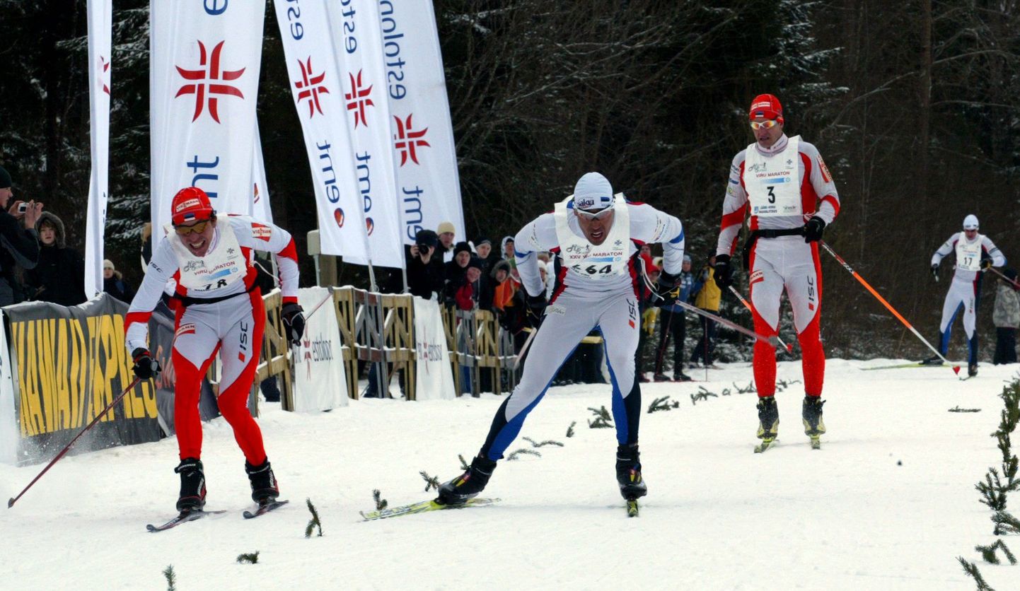Tänavuse Viru Maratoni võitis napilt Algo Kärp (keskel) laskesuusatajate Indrek Toberlutsu (vasakul) ja Roland Lessingu ees.