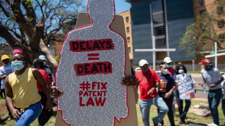 В столице ЮАР Претории у здания правительства проходят протесты. Активисты требуют от властей упростить доступ к лечению от Covid-19, рака, ВИЧ и других заболеваний для всех слоев населения