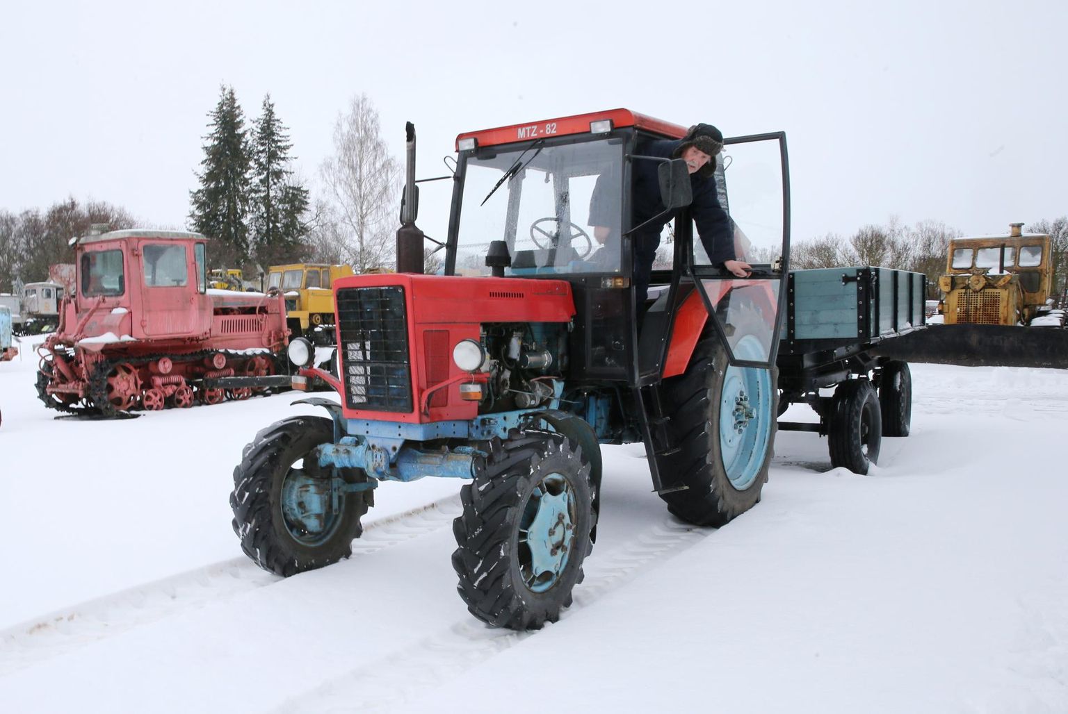 Täiendatud tehnikaväljaku avamisele sõitis Belarusiga ehk traktoriga MTZ 82 kohale muuseumi mehaanik-konservaator Karl Käärik.