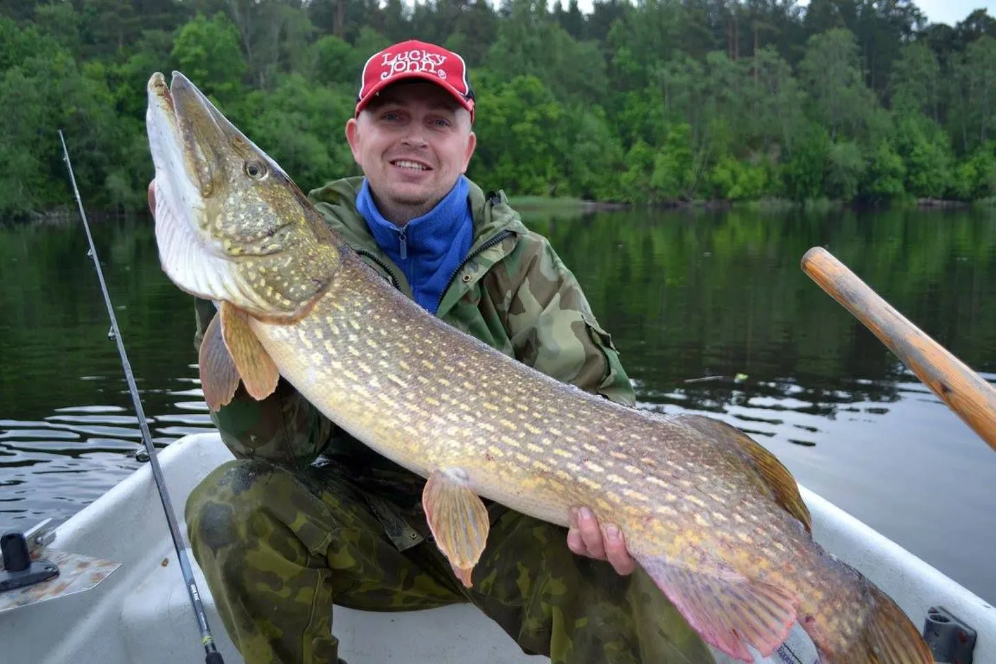 Pärnakas Erkki Mäeväli püüdis täna hommikul Pärnu jõest 13,5 kilogrammi kaaluva haugi.