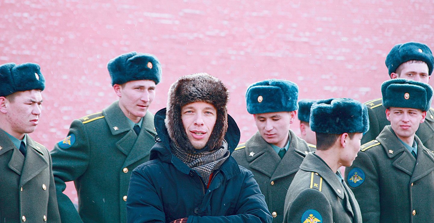 Vabanäitleja Nero Urke Kremli müüri ääres koos sõjakooli kursantidega.