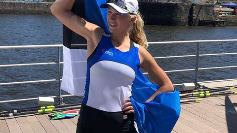 Greta Jaanson kannab noorte OMi lõpetamisel Eesti lippu