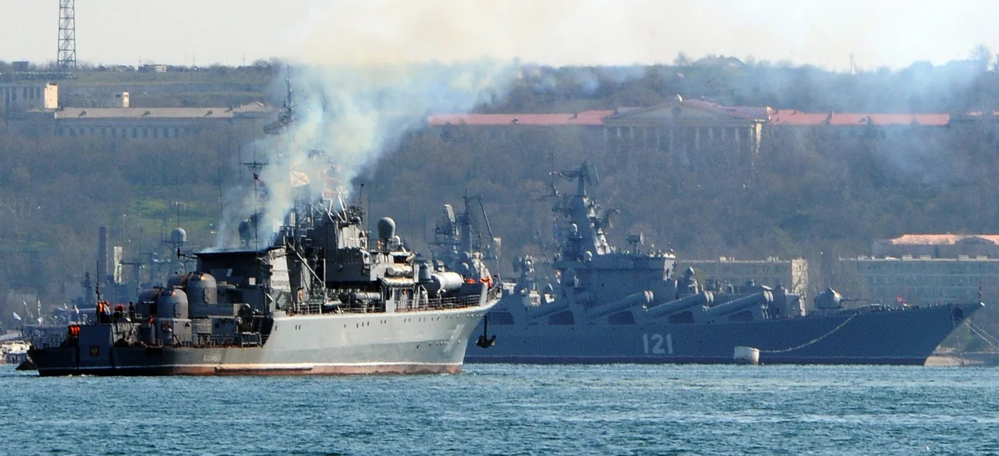 Vene mereväe patrull-laev(vasakul)Sevastoopoli sadamas Krimmis.