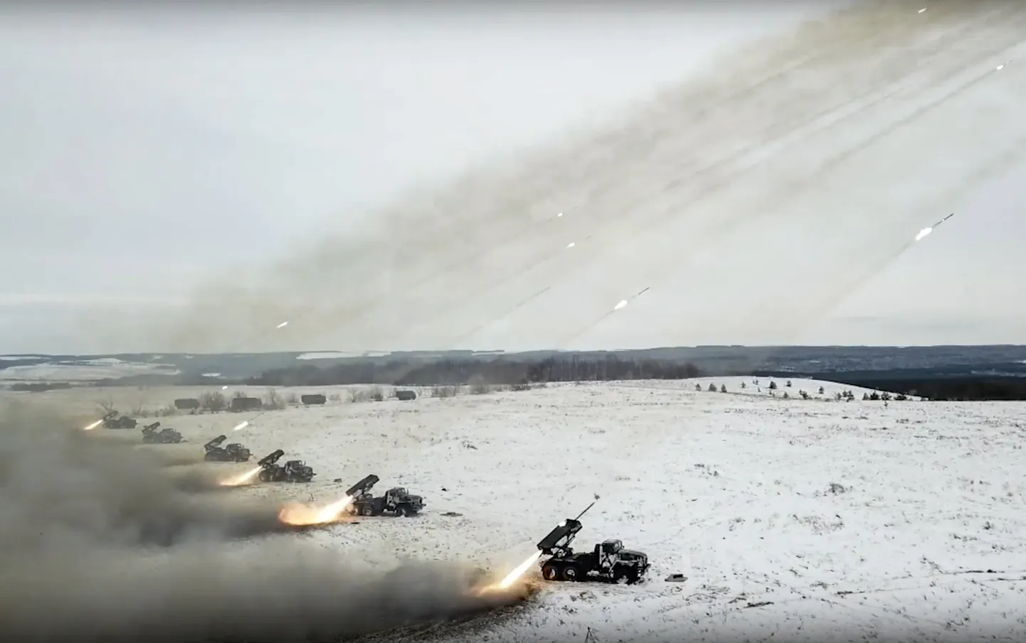 Krievijas BM-21 Grad, padomju kravas automašīnās montētas 122 mm raķešu palaišanas iekārtas, šauj militāro mācību laikā netālu no Orenburgas, Krievijā, 2021. gada 16. decembrī.