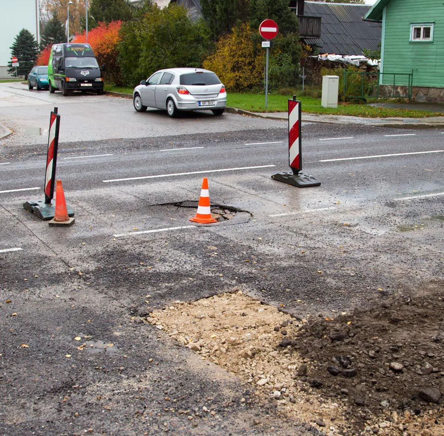 Veeavarii tõttu Karksi-Nuia peatänavasse tekkinud auk oli eilseks kruusa täis veetud, kuid selle lõplik parandamine ja asfalteerimine seisavad alles ees.