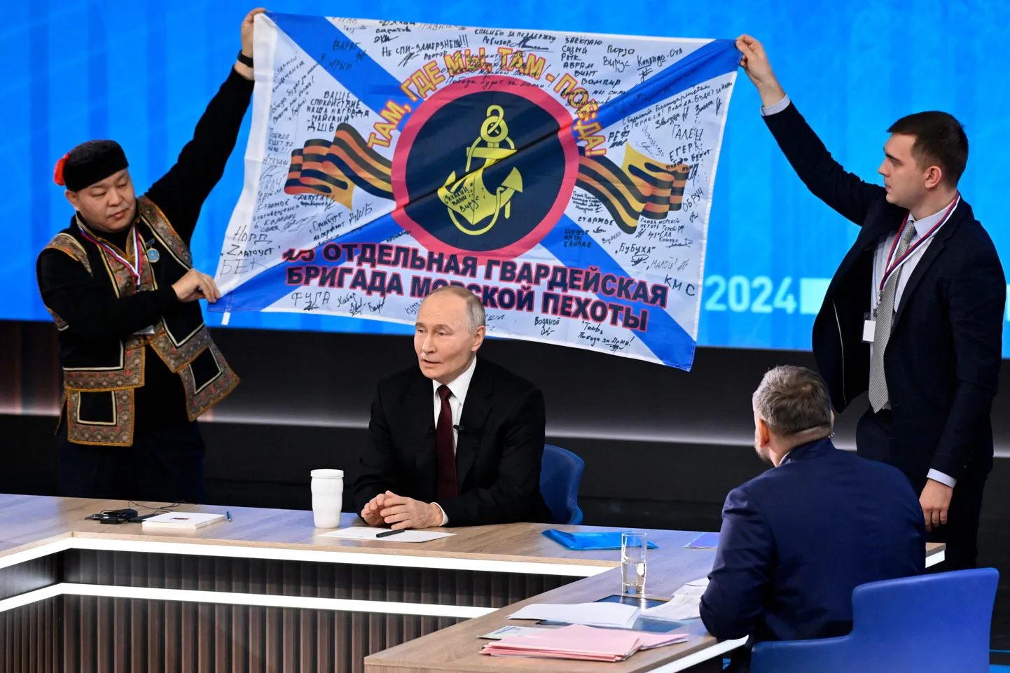 Vene režiimi liider Vladimir Putin lasi pressikonverentsil lahti rullida Kurski oblastis võitleva 155. merejalaväebrigaadi lipu.