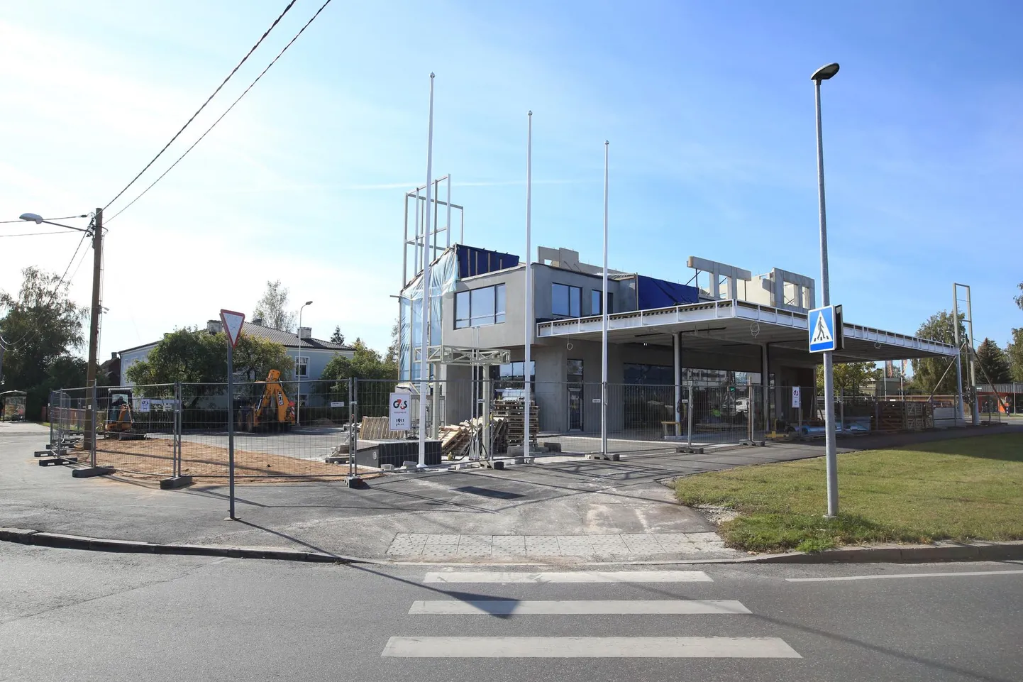 Aardla-Võru ristmiku kõrval rajatava Olerexi tankla-büroo piirinaabrid Jalaka 1a majast (vasakul) ei andnud Tartu linnavalitsusele tähtajaks teada, kas nad on päri aia taha tuleva neljakorruselise hoonega, ja linnavalitsus andis eile selle ehitamiseks loa.