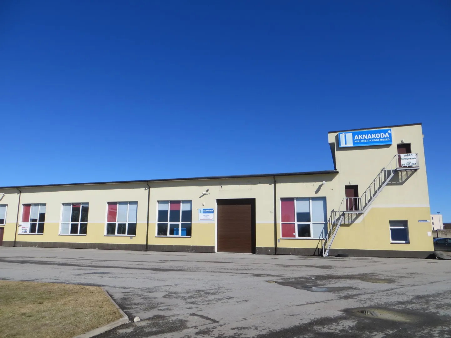 Seni Pärnus tegutsenud aknatootja Aknakoda OÜ avab Tallinnas tehase, kus asutakse valmistama alumiiniumaknaid, -uksi ja klaasfassaade.