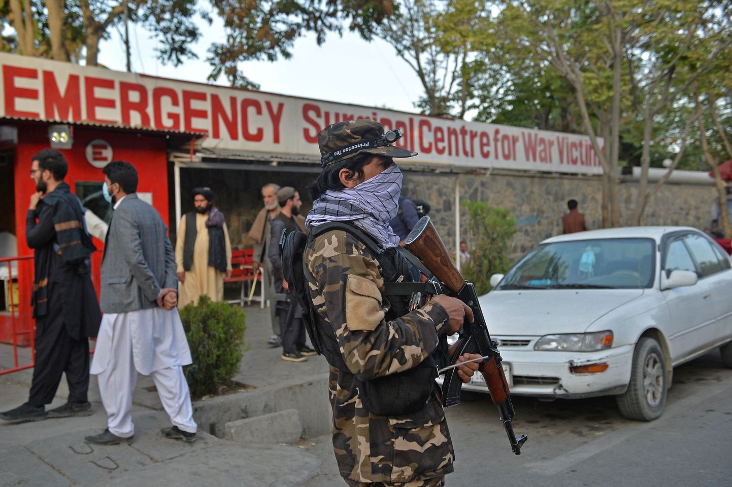 Talibani võitleja haigla esist turvamas.