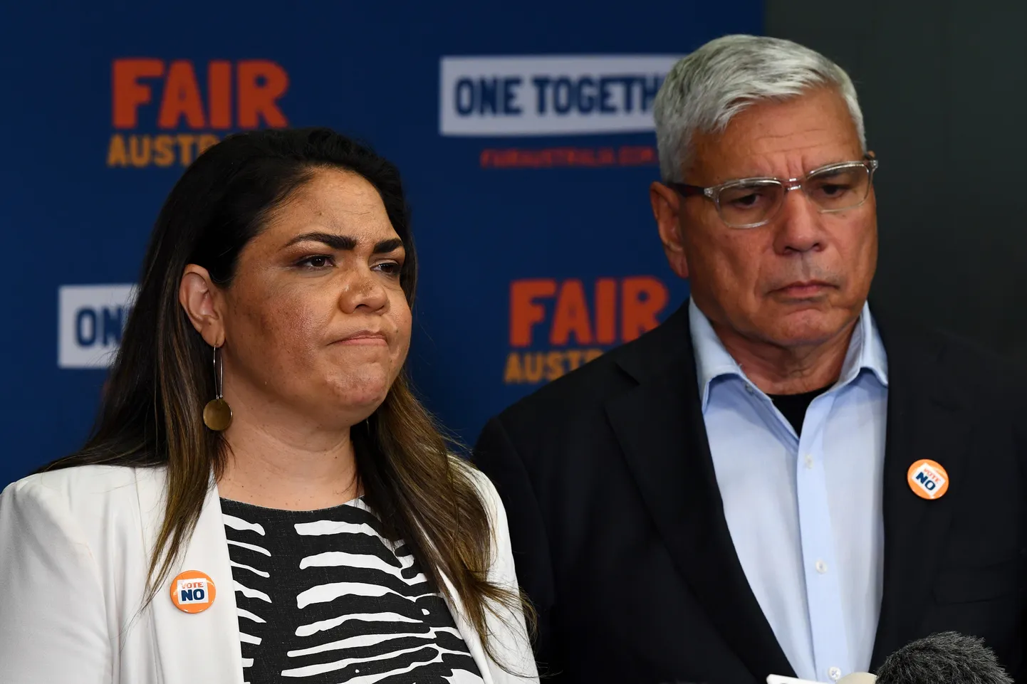 Austrālijas aborigēnu pārstāvji Jacinta Praisa un Vorens Mundins saka runu Brisbenā, Austrālijā, 2023. gada 14. oktobrī.