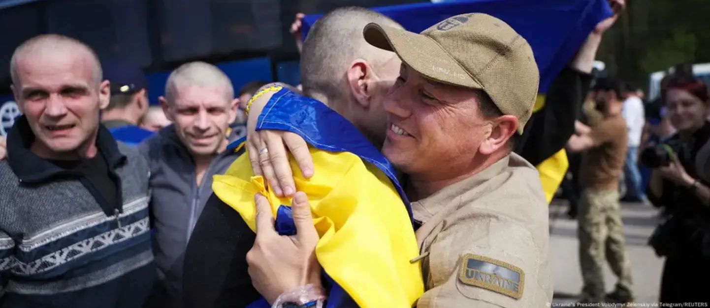 Родные встречают украинских военных, вернувшихся из российского плена, 23 мая 2025 года
