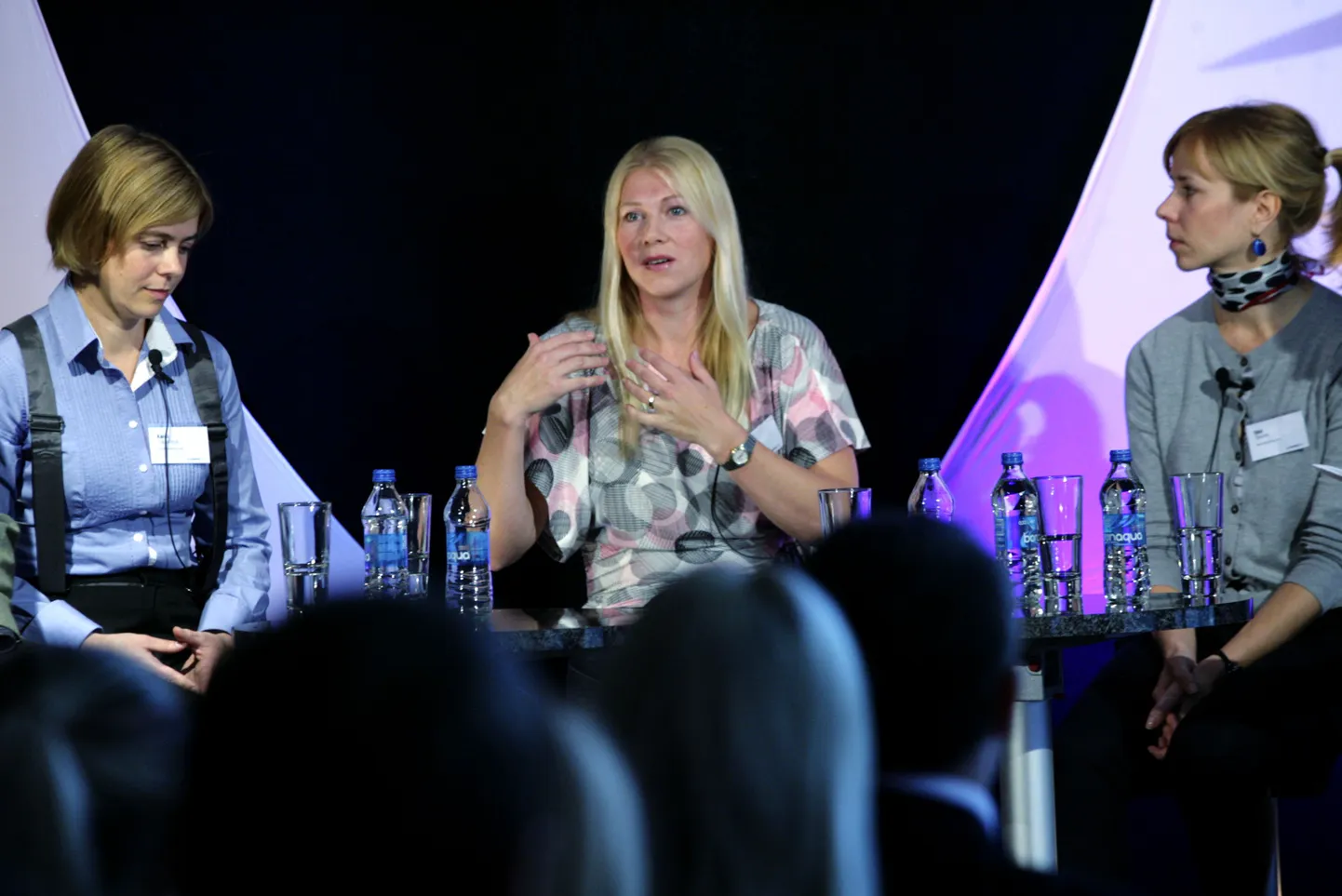 Kristina Šmigun-Vähi (keskel) täna investeerimismessil Rahakompass 2011.