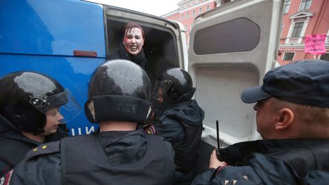 Фото: в Петербурге задержали активистку с 