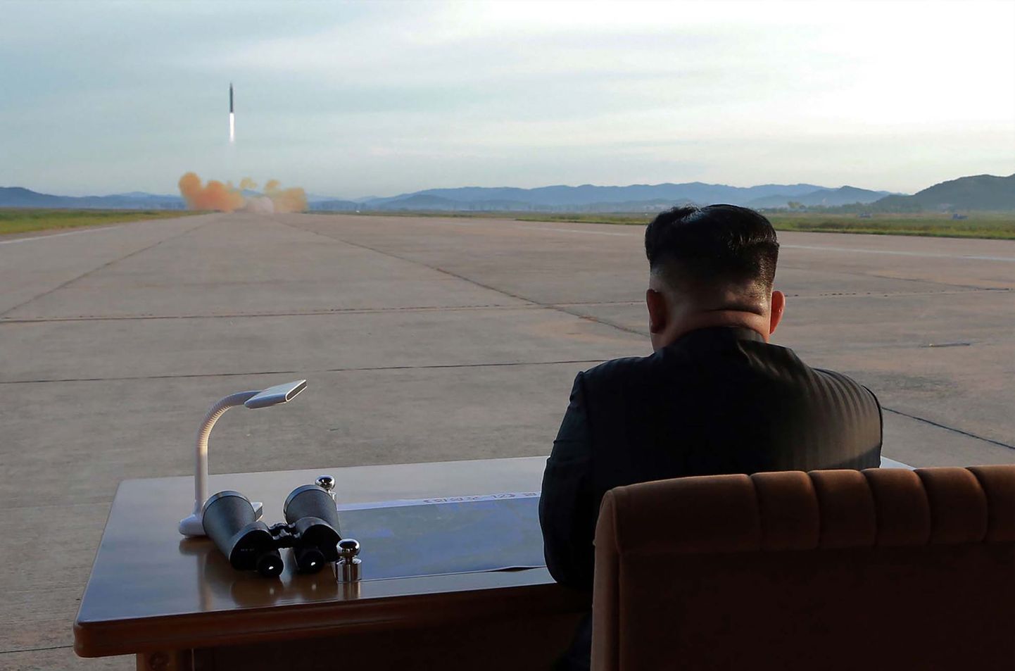 Põhja-Korea juht Kim Jong-un jälgib raketikatsetust.