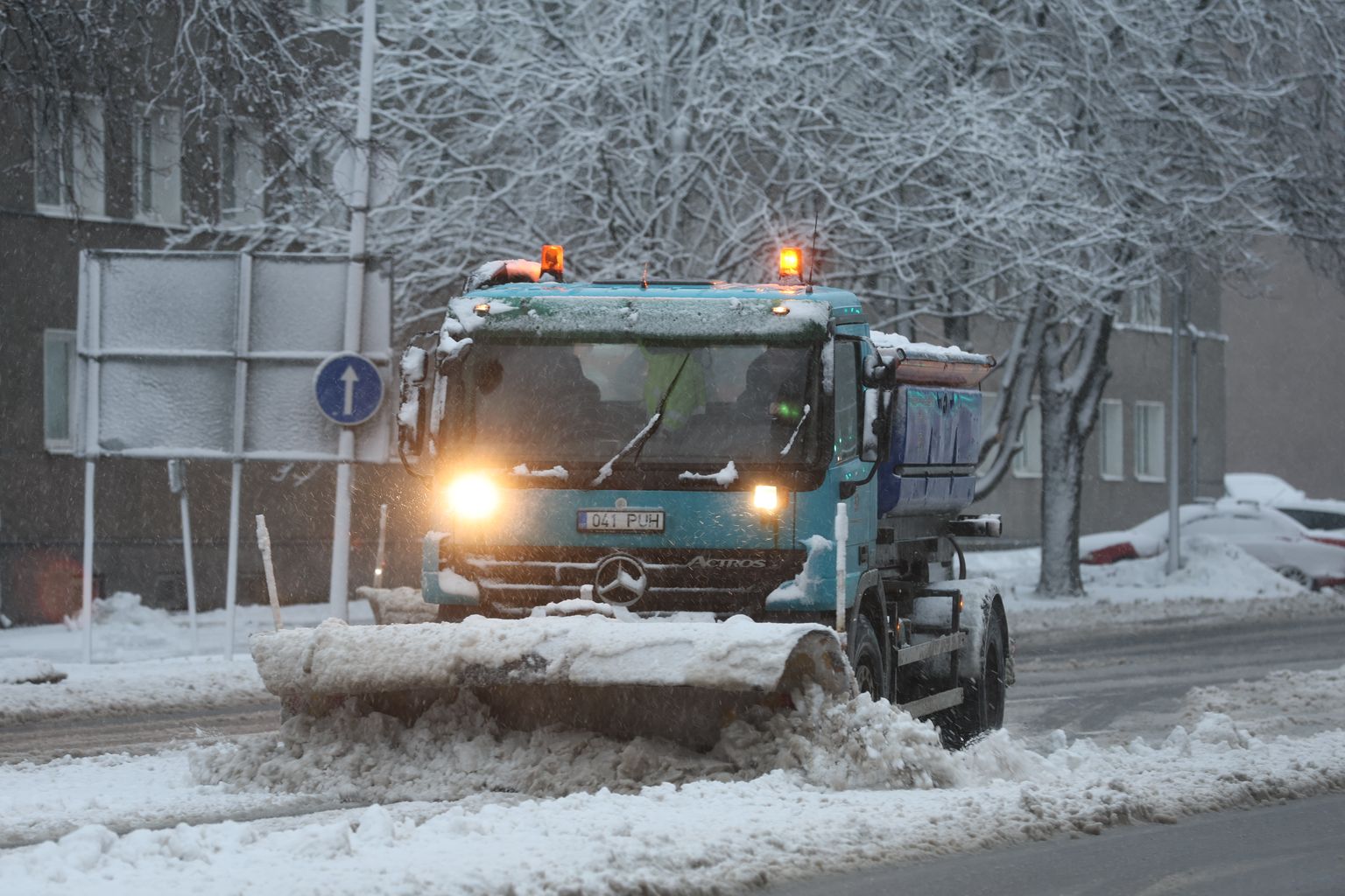 Paks ja raske lumi tõi elektrikatkestused ning keerulised teeolud