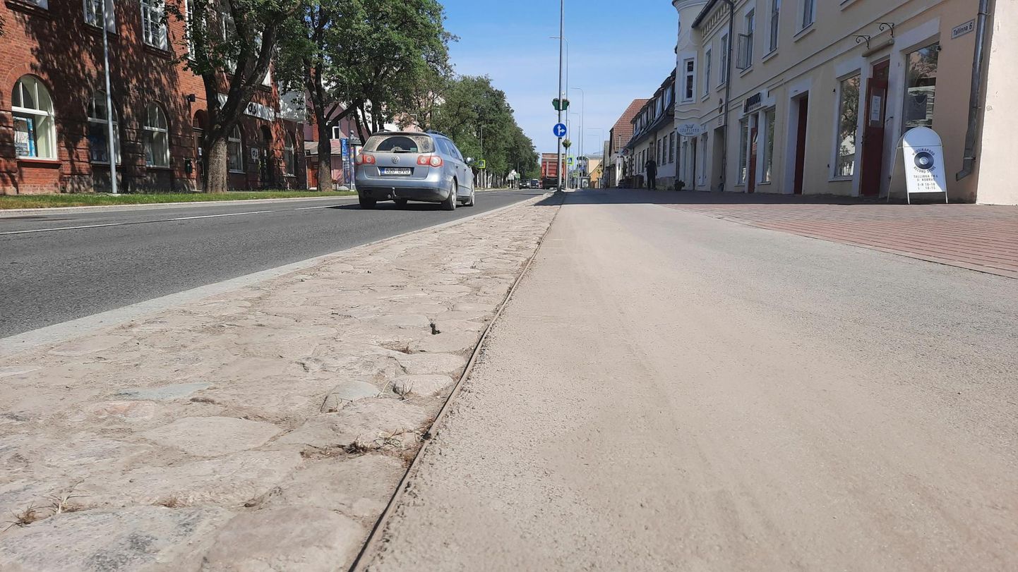 Munakividest riba sõidu- ja kõnnitee vahel näeb Tallinna tänaval välja, justkui oleks kividele tolmu ja vee segu määritud. Töömehed on üritanud seda pesta, aga seni pole leitud viisi, kuidas porist lahti saada.