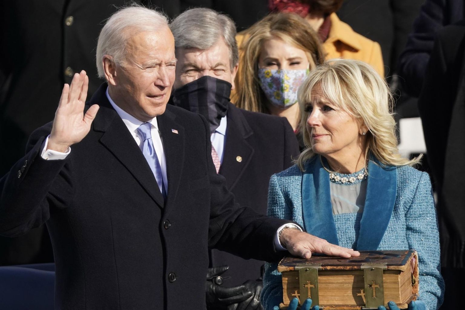 Joe Bidenist sai ametivande ütlemise järel 46. Ameerika Ühendriikide president. Piiblit hoiab tema abikaasa esileedi Jill Biden.