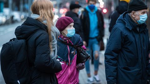 Inimesed maskides. Eestis hakkas 24. novembrist avalikes kohtades kehtima maski kandmise kohustus. Inimesed maskides. Eestis hakkas 24. novembrist avalikes kohtades kehtima maski kandmise kohustus.