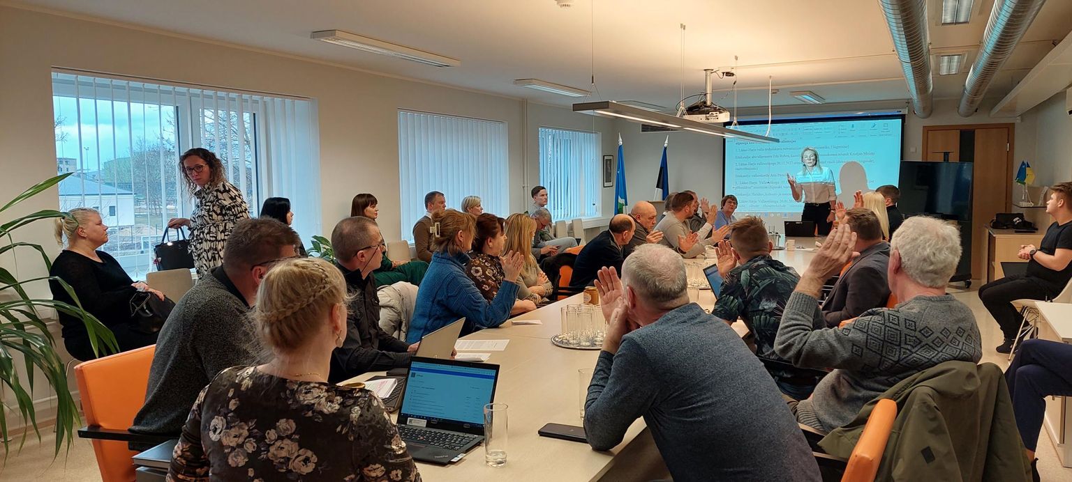 Lääne-Harju vallavolikogus hääletas märtsi lõpus 12 volinikku lapsevanemate nõude vastu, jätta Lehola koll avatuks. Laua otsas seisab volikogu esimees Külli Tammur. Vasakult esimene (seisab) lapsevanem Aleksandra Tolk.