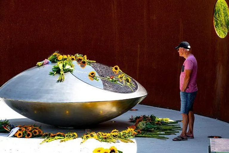Мемориал в честь погибших в катастрофе MH17