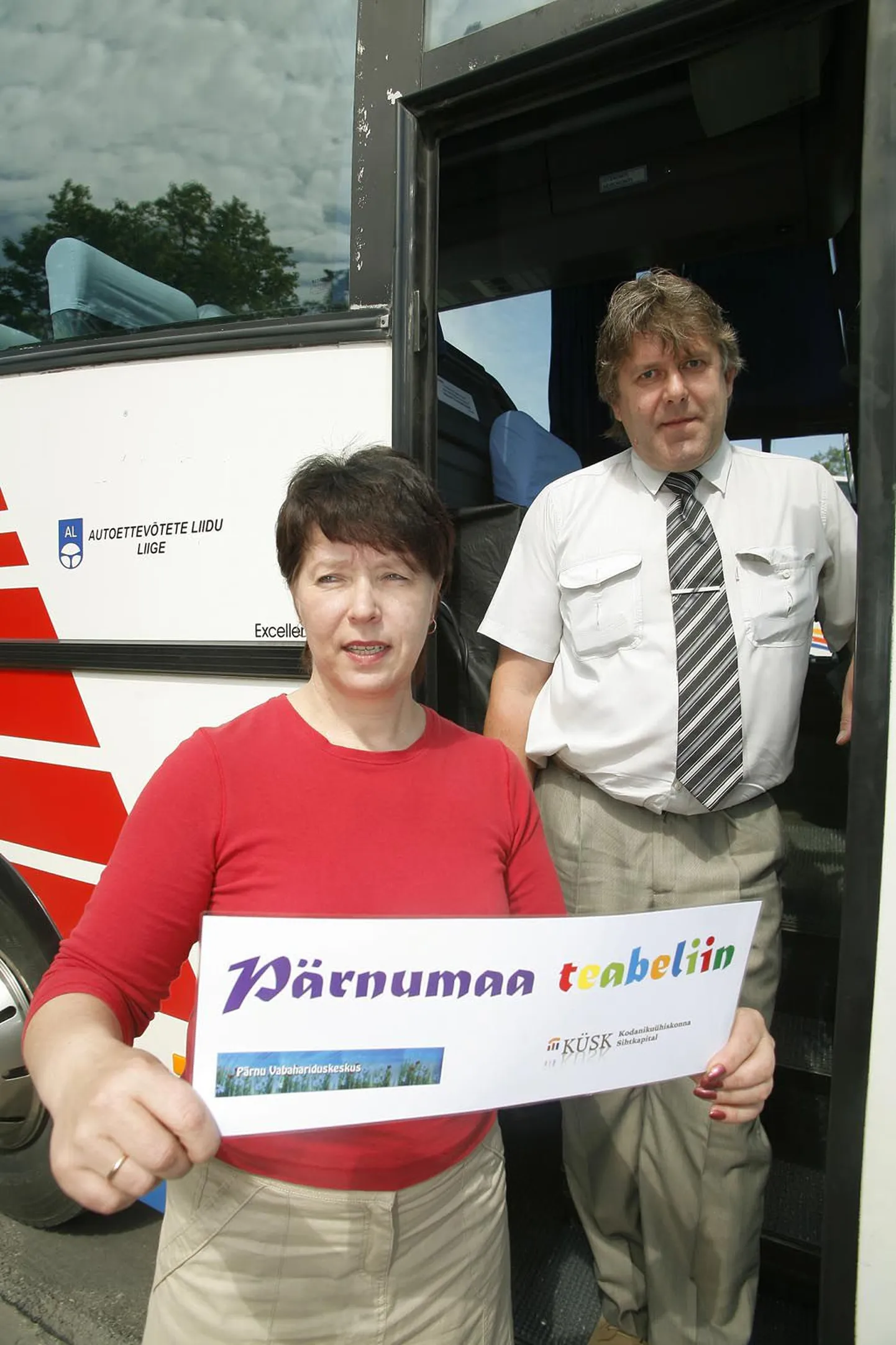 Eile panid GoBus Pärnu bussijuht Aavo Käsper ja vabatahtlik koolitaja Raja Õnnik paika "Pärnumaa teabeliini" värvika sildi ja testisid salongis ekraani ning mikrofoni.