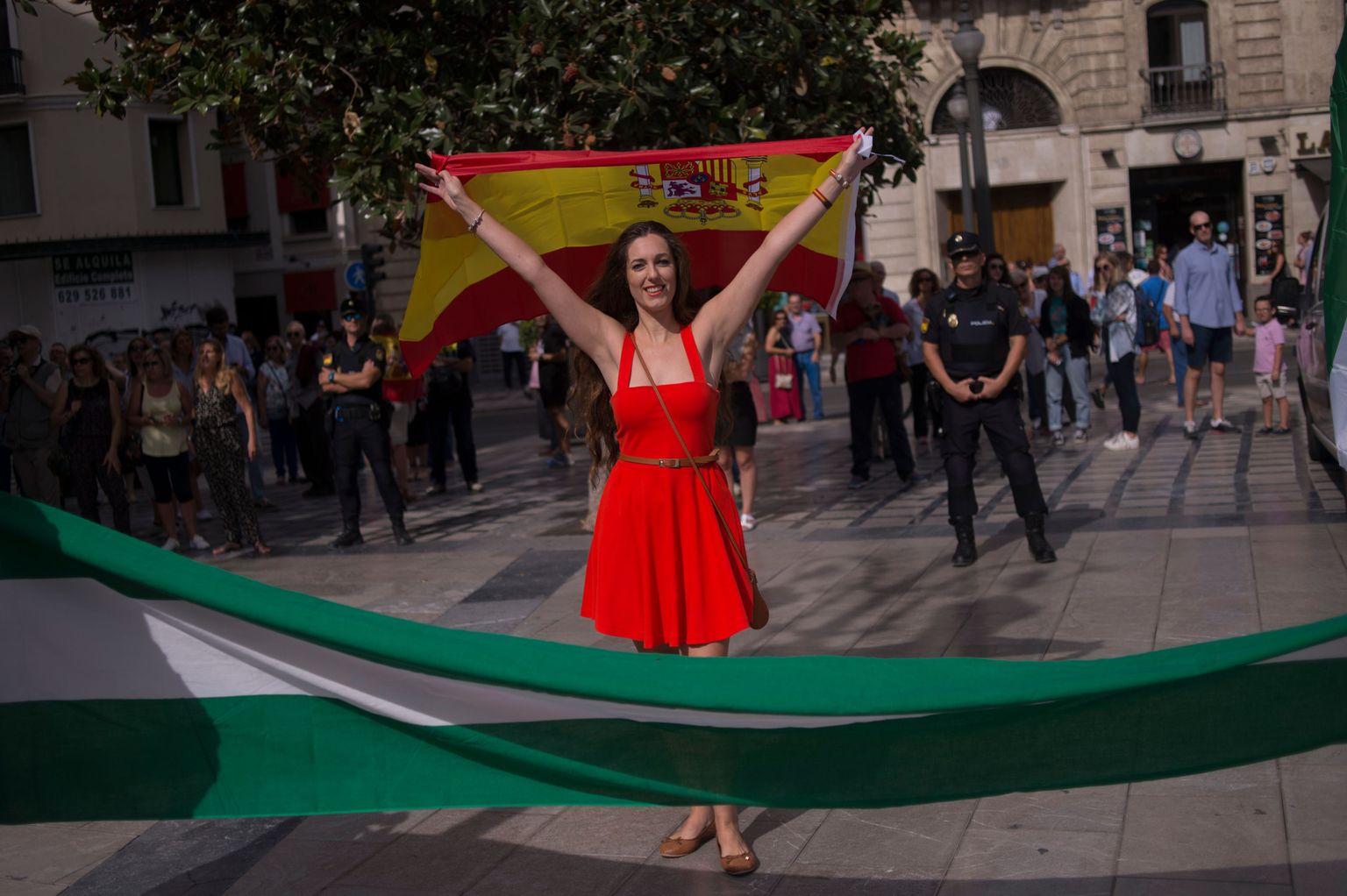 Kataloonia iseseisvuse vastased Hispaania rahuslipuga Granadas.