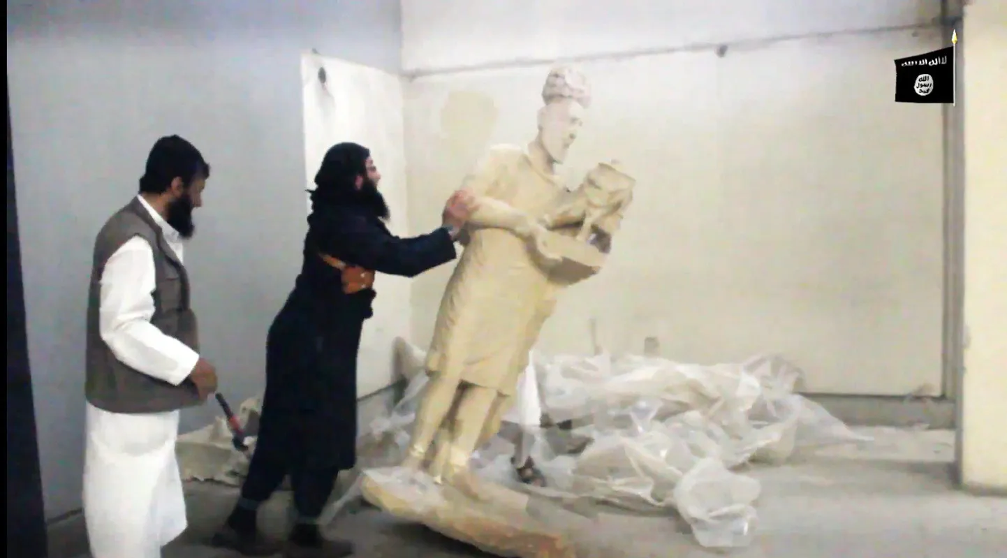 Islamiriigi avaldatud foto kultuuripärandi hävitamisest Mosuli muuseumis.