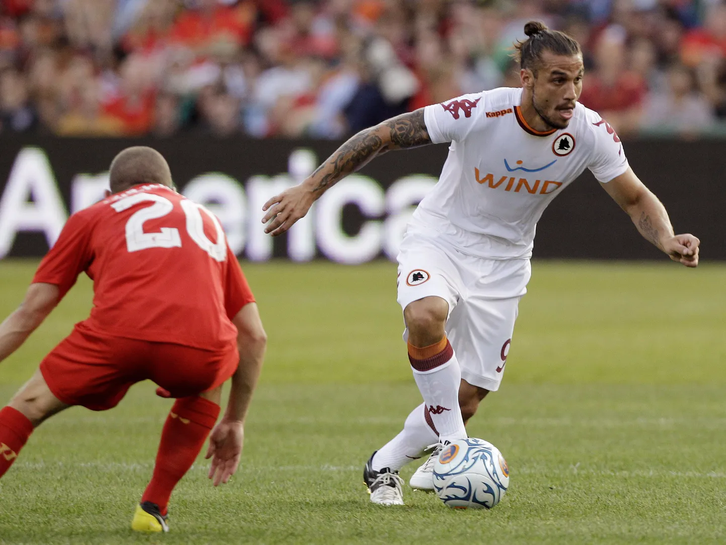 Roma ründaja Pablo Daniel Osvaldo (paremal) aitas koduklubil alistada FC Liverpooli.