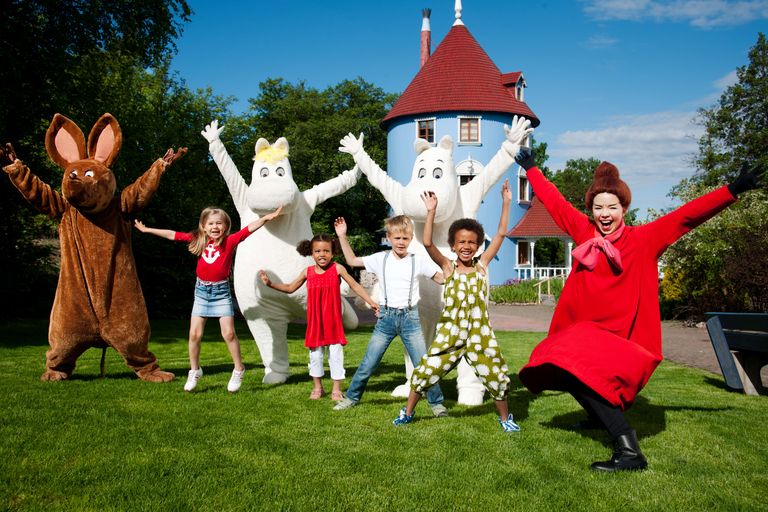 Группа артистов, одетых как персонажи из серии книг о муми-троллях, позируют в тематическом парке «Мир муми-троллей» в городе Наантали на юге Финляндии.