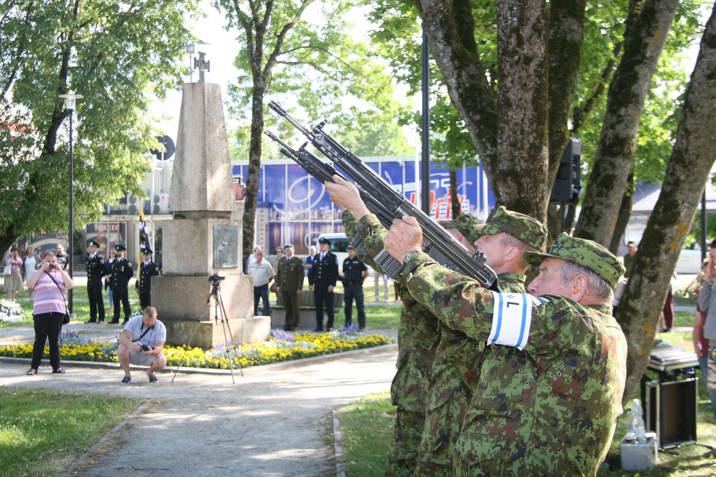По традиции память всех павших в сражениях за свободу Эстонии почтили оружейными залпами.