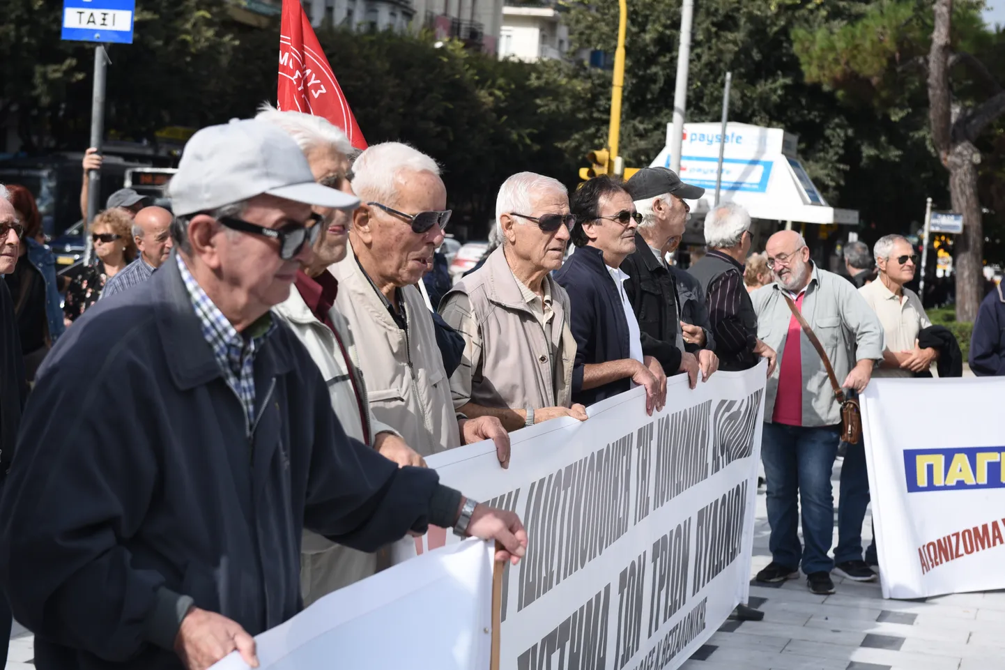 Kreeka majandusel läheb hästi ja pensionärid nõuavad pensionitõusu. Sajad pensionärid nõudisid täna pensionitõusu Thessalonikis.