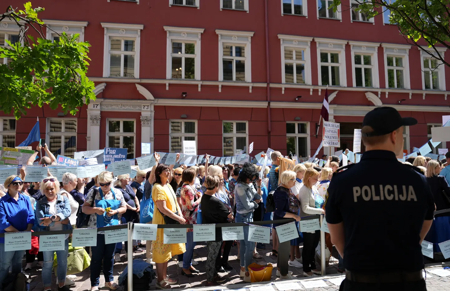 Latvijas izglītības un zinātnes darbinieku arodbiedrības pikets pie Saeimas ēkas.