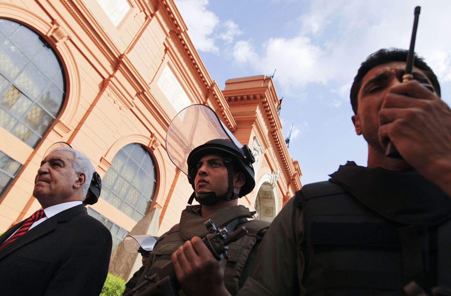 Egiptuse peaarheloog Zahi Hawass (vasakul) koos sõduritega Egiptuse muusuemi juures