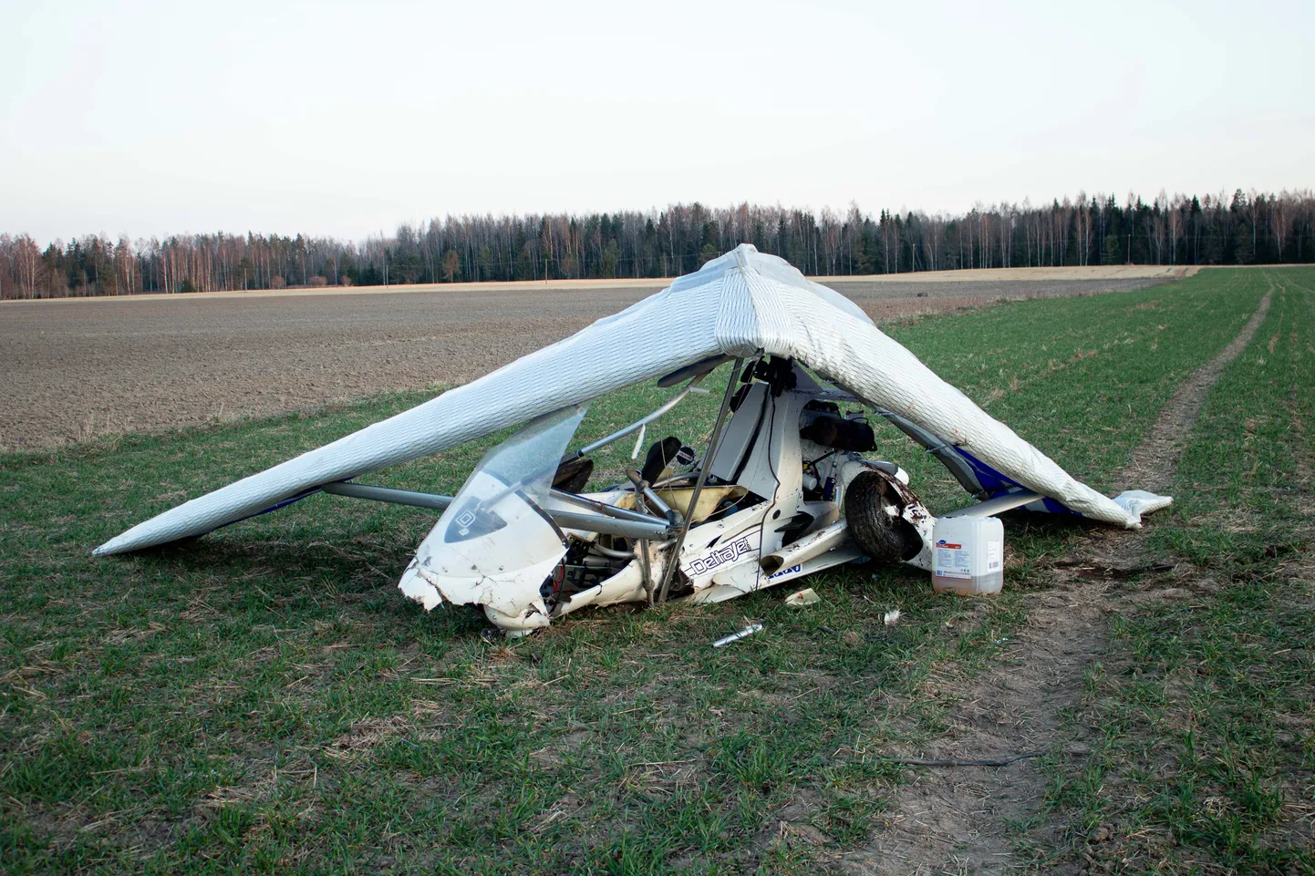 Pildil olev deltaplaan ei ole õnnetusega seotud. Pilt on tehtud tänavu aprillis Valgamaal Riidaja külas, kus juhtus samuti deltaplaaniga lennuõnnetus. Ka selles õnnetuses jäi piloot ellu.