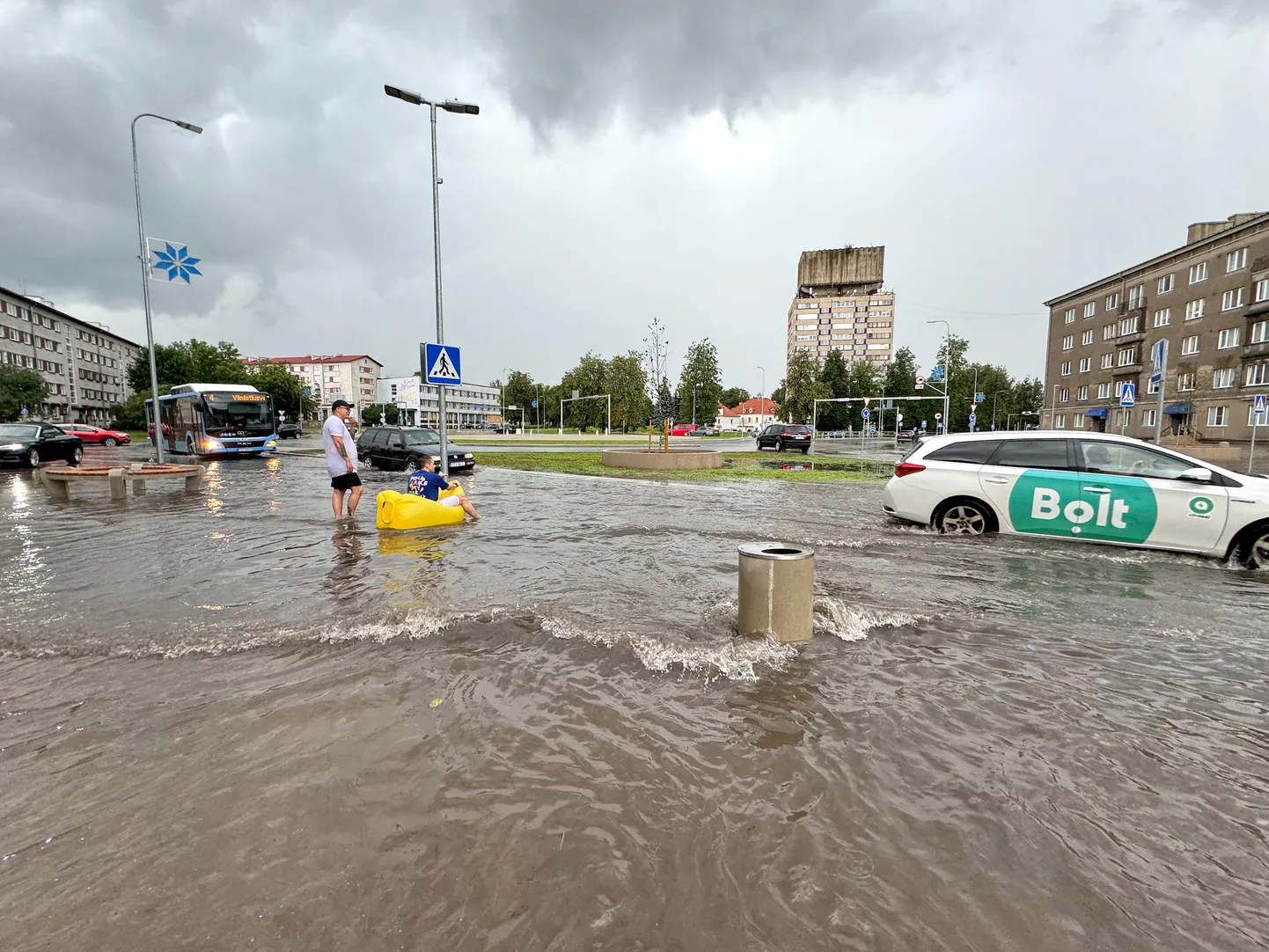 Интенсивный ливень в Нарве 30 июля затопил обновленный круговой перекресток на пересечении Таллиннского шоссе и улицы Пауля Кереса. Под водой оказались как проезжая часть, так и тротуары.