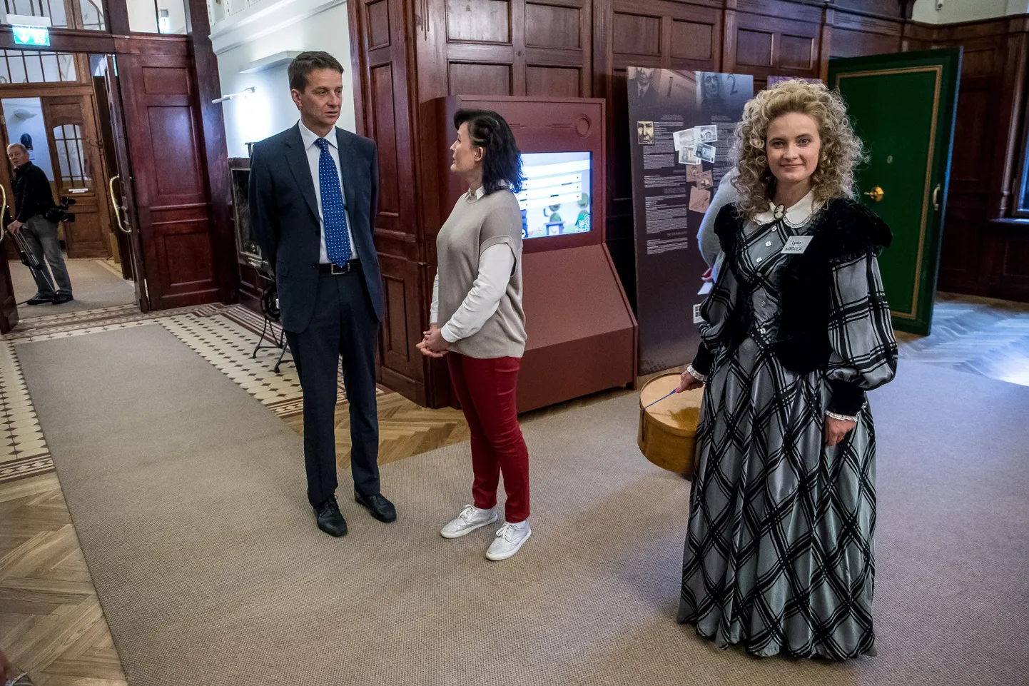Eesti krooni aastapäeva tähistamine täna Eesti Panga muuseumis. Fotol: Eesti Panga president Ardo Hansson, Eesti Panga muuseumi juhataja Triin Siiner ja Lydia Koidula.