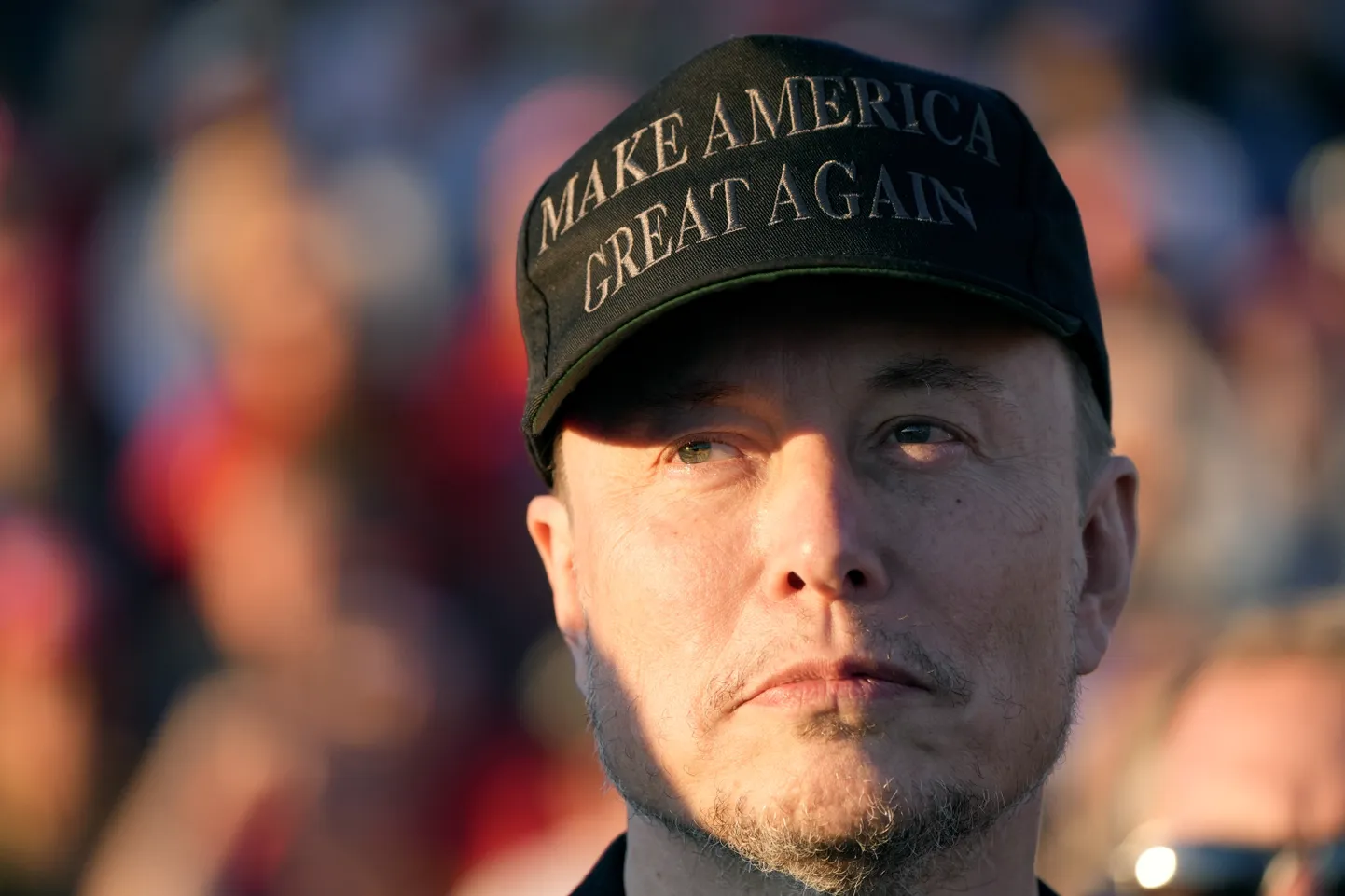 Tesla ja SpaceXi tegevjuht Elon Musk kuulamas 5. oktoobril 2024 USA vabariiklaste presidendikandidaadi Donald Trumpi kõnet Pennsylvanias Butleris.