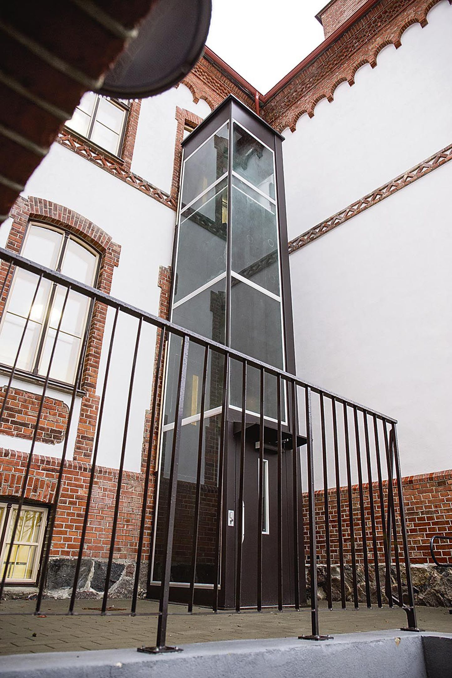 Pärnu Vanalinna põhikooli liftiga on võimalik sõita hoovi, esimese ja teise korruse vahet. Söökla aga asub keldrikorrusel.