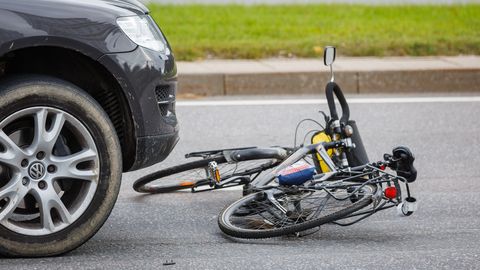 FOTOD ⟩ Pärnu maanteel sõitis autojuht otsa jalgratturile
