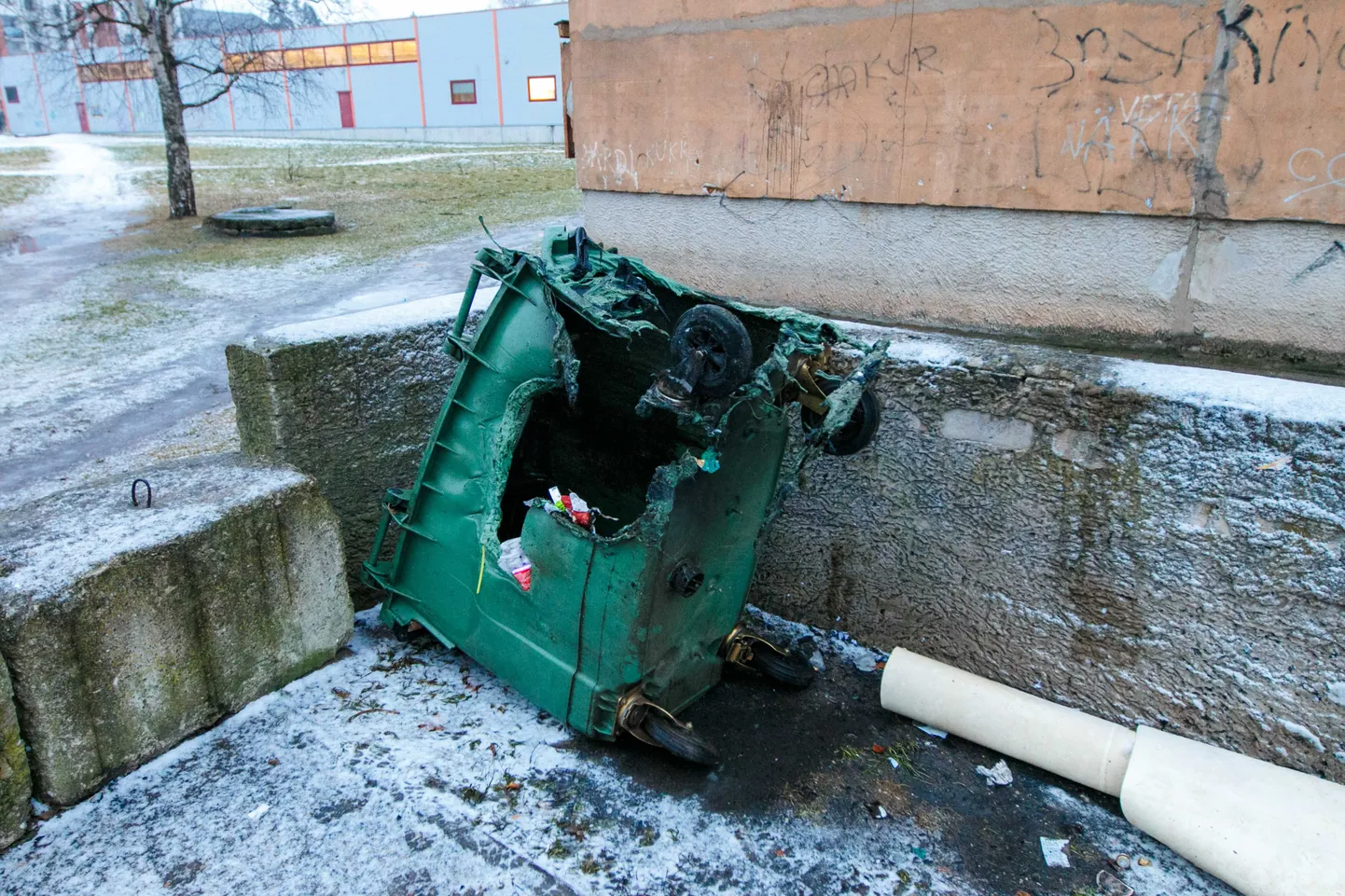 Enamik prügikastipõlenguid saab alguse sinna paigutatud tuha süttimisest, kuid kuna Valgas Kuperjanovi tänava piirkonnas asuvad keskküttega kortermajad, võib seal olla tegemist tahtlike süütamistega. Pildil ühes detsembris aset leidnud põlengus hävinud konteiner Kuperjanovi tänaval.