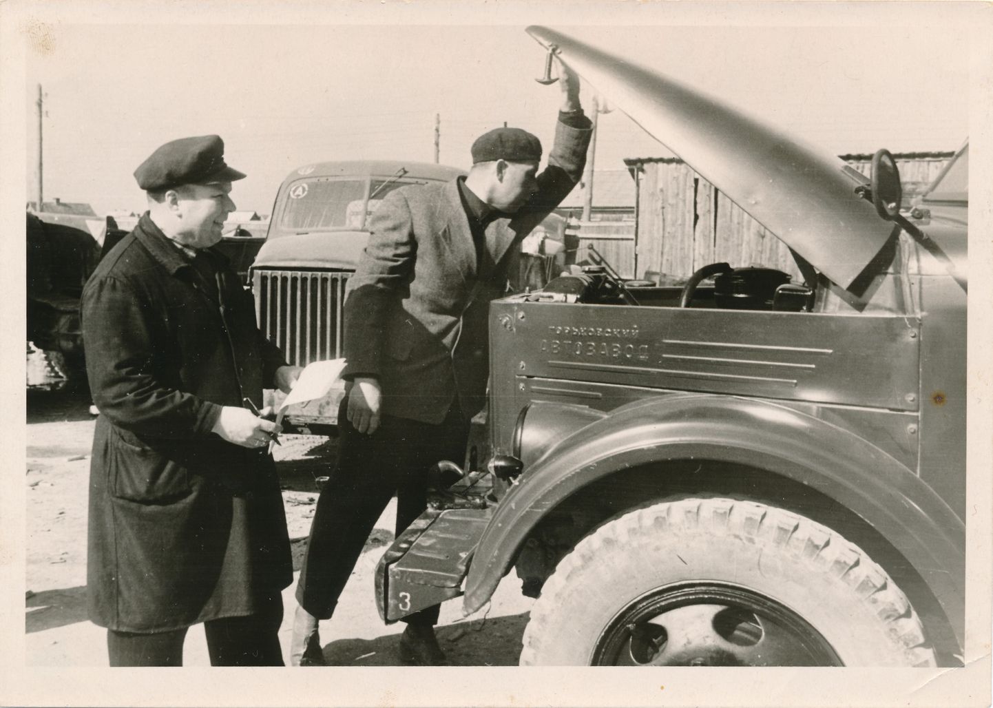 KAS VÕIB TEELE MINNA? Autobaasi mehaanikud Arkaadi Käsper (vasakul) ja Voldemar Abi GAZ-51 mootorit kontrollimas.