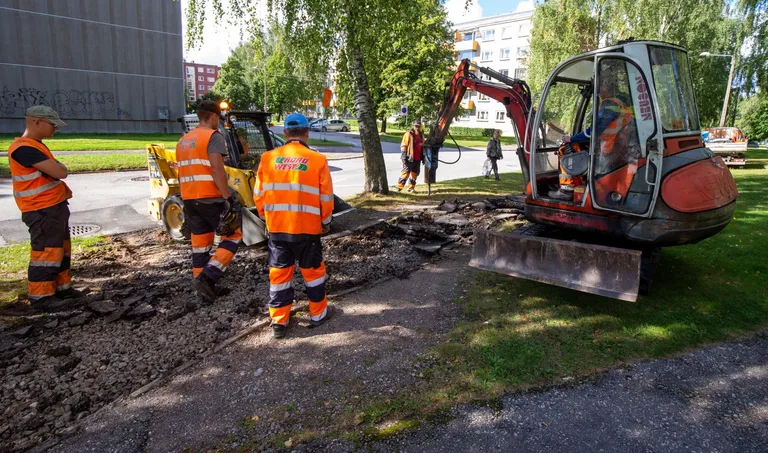 Anne 61 kortermaja juures aastaid kõnniteel liikujaid seganud kühm kadus läinud nädala lõpus ajalukku.
