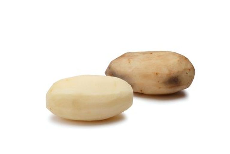 Sordi «Russet Burbank» kartulid pool tundi pärast koorimist. Vasakpoolsele kartulile on lisatud geen, mis vähendab akrüülamiidi tekkimist pärast kuumutamist ja pruunistumist pärast koorimist.