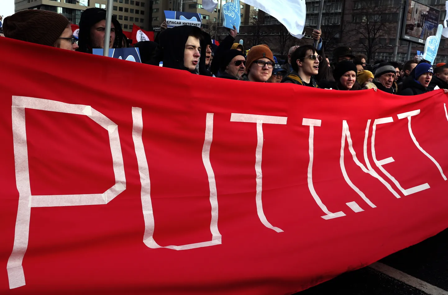 Митинг оппозиции в Москве, Россия, 10 марта 2019 года. Участники протестуют против законопроекта о суверенном Рунете и цензуре в интернете.