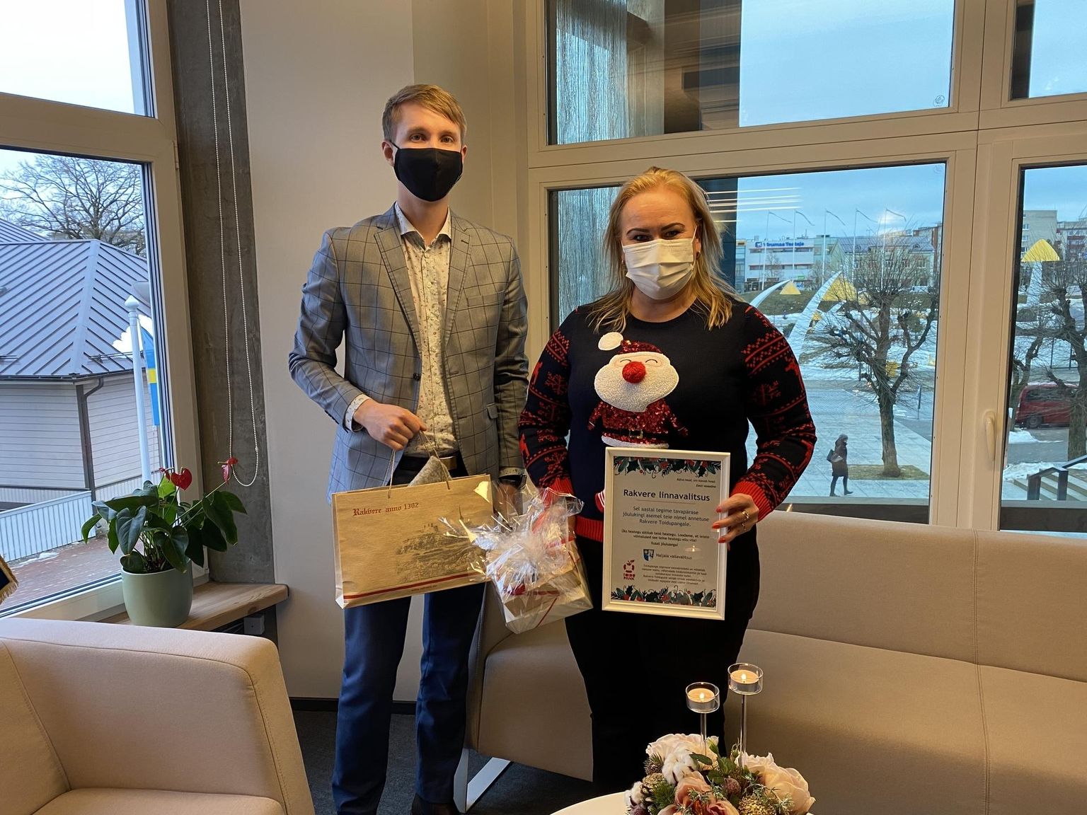 Haljala vald tegi tänavu naabervaldadele jõulukingituseks selle, et annetas kingituste raha toidupangale. Fotol Haljala vallavanem Ivar Lilleberg Rakvere linnapea Triin Varekuga.