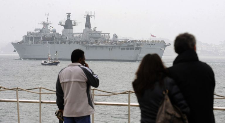 HMS Albion lahkumas Santanderi sadamast.