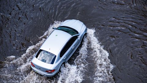 ВИДЕО ⟩ Чем закончилось дело водителя, заехавшего в Огре в Даугаву?