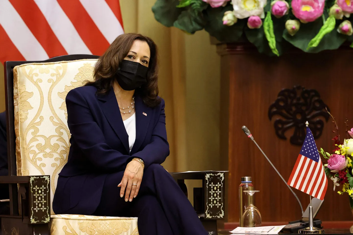 USA asepresident Kamala Harris täna Hanois Vietnami presidendipalees. Ta saabus eile Hanoisse kavandatust umbes kolm tundi hiljem, kuna hinnati kas äsjaste võimalik nn Havanna sündroomi juhtumite valguses on tal ikka ohutu Vietnami reisida.