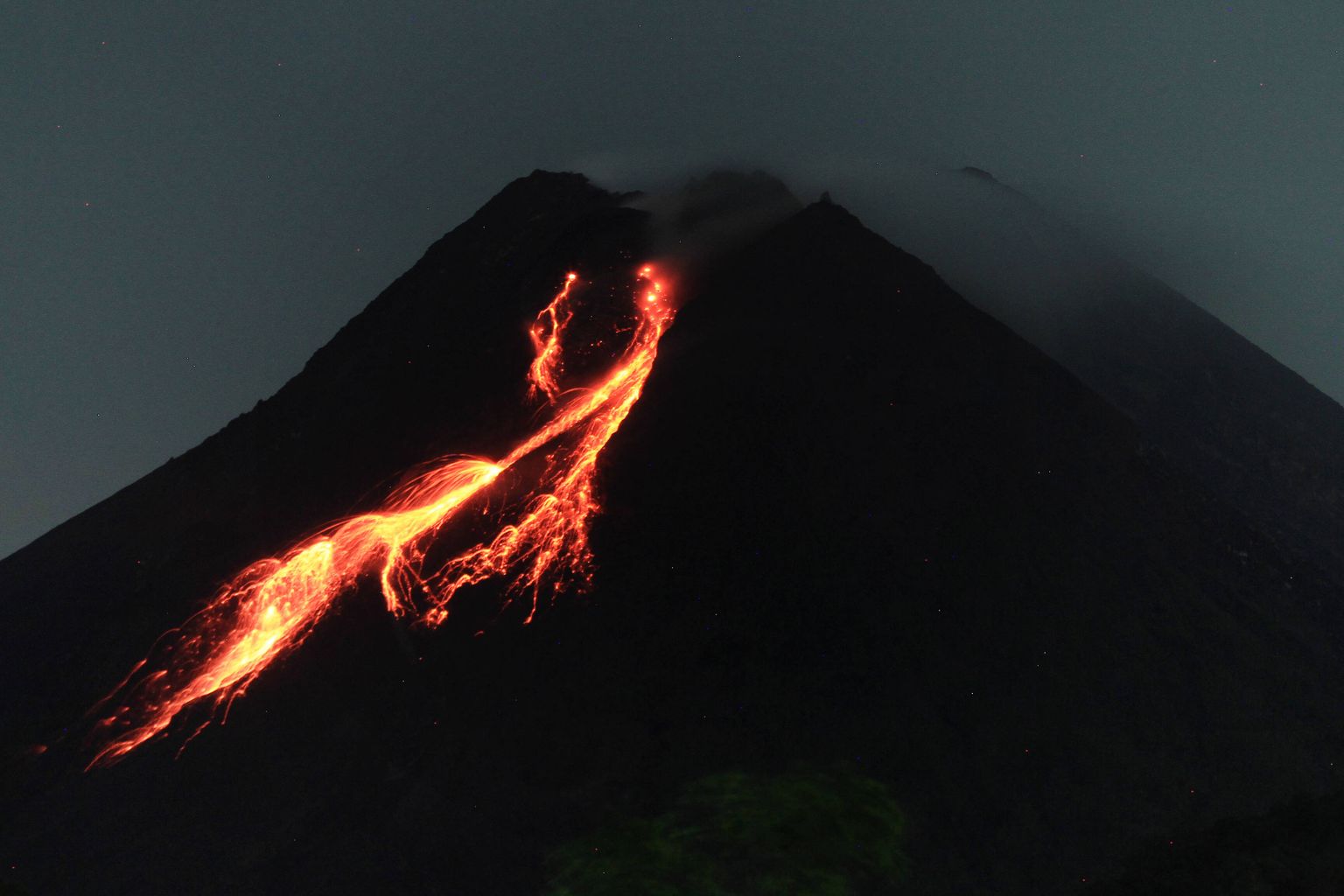 Indoneesia Merapi vulkaan hakkas taas purskama.